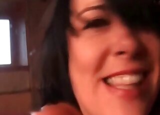 Impresionante escena de follada de coño con una chica guapa y perro