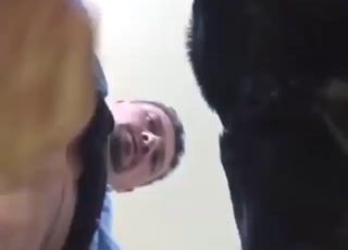 Chlapík potrestá dierku toho zvieraťa.