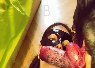 أخت قذرة تمتص قضيب الوحش